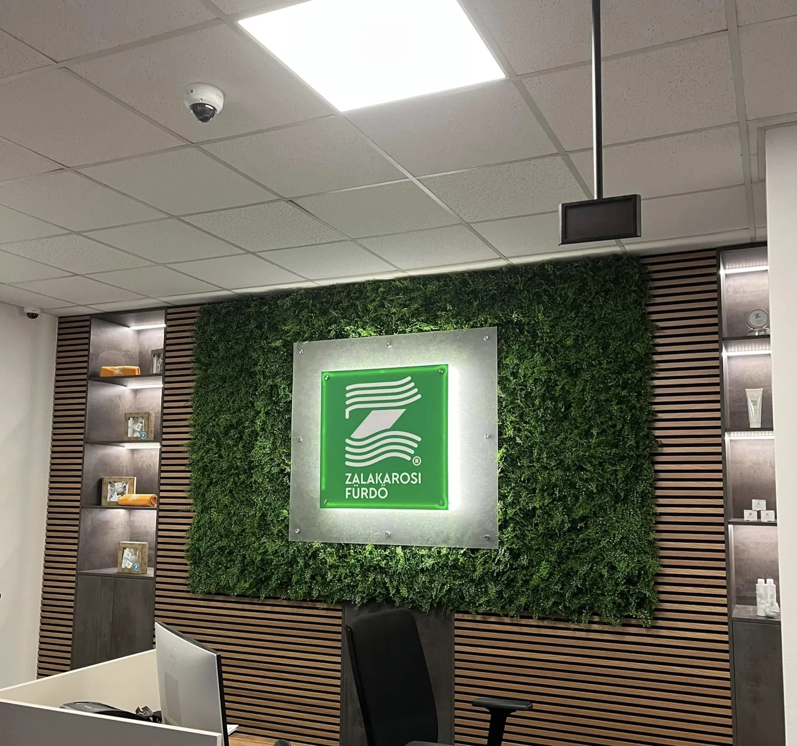 Zalakarosi Fürdő recepció zöldfallal